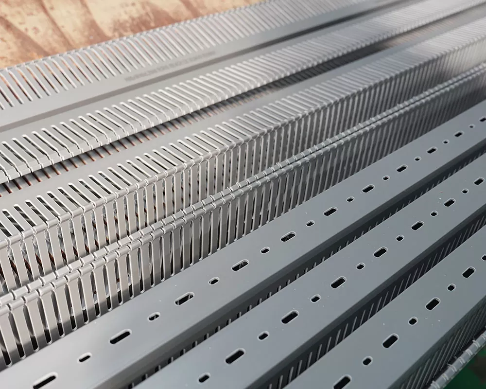 Ano ang temperature resistance range ng PVC flame-retardant cable tray sa loob ng distribution cabinet?